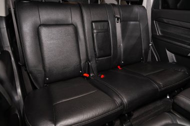 Novosibirsk, Rusya 09 Şubat 2020 Chevrolet Captiva, Deri iç tasarım, araç yolcu ve sürücü koltukları emniyet kemeri ile. 