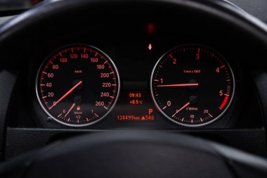 Novosibirsk, Rusya 22 Mart 2020 BMW X1, Yuvarlak gösterge paneli, hız göstergesi ve takometreye yakın kırmızı ışık. modern araba iç mimarisi