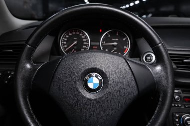 Novosibirsk, Rusya 22 Mart 2020 BMW X1, Oto İçişleri: Logo ve düğmeli direksiyon, hız göstergesi ve taktik ölçer