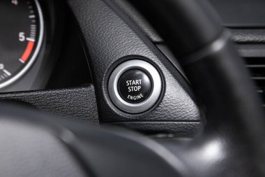 Novosibirsk, Rusya 22 Mart 2020 BMW X1, siyah motorlu stop düğmesi, arabanın iç detayları. Yumuşak odak