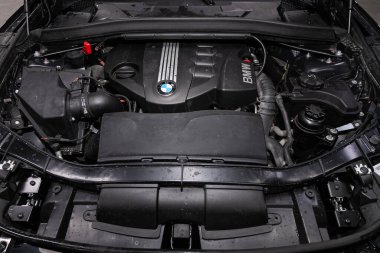 Novosibirsk, Rusya 22 Mart 2020 BMW X1, araba motoru yakın çekim. İçten yanmalı motor, araba parçaları, ayrıştırma