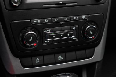 Novosibirsk, Rusya 22 Mart 2020 Scoda Yeti, Havalandırma düğmeli siyah detay, arabanın içindeki sıcaklık hakkında bilgi içeren gösterge paneli. 