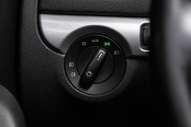 Novosibirsk, Rusya 22 Mart 2020 Scoda Yeti, far düğmelerine yakın çekim, otomatik ayarlama torpidosu. modern araba iç tasarımı: parçalar, düğmeler, düğmeler 