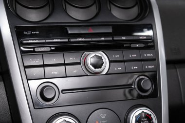 Novosibirsk, Rusya 22 Mart 2020 Mazda CX-7, radyo, oyuncu ve kontrol düğmesi olan siyah panele yakın çekim 