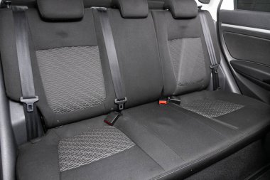 Novosibirsk, Rusya 22 Mart 2020 Lada Vesta, iç tasarım, araç yolcu ve sürücü koltukları emniyet kemeri ile. 