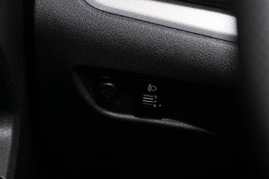Novosibirsk, Rusya 22 Mart 2020 Lada Vesta, far düğmelerine yakın çekim, otomatik ayarlama torpidosu. modern araba iç tasarımı: parçalar, düğmeler, düğmeler 