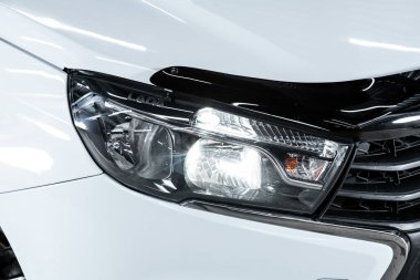 Novosibirsk, Rusya 22 Mart 2020 Lada Vesta, modern beyaz araba ksenon lambası, tampon, tekerlek. Modern bir arabanın dışı.