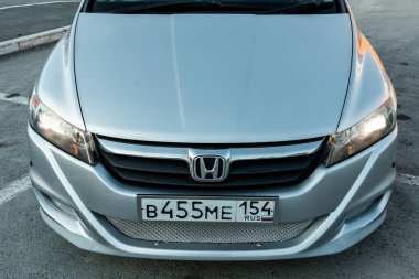 Novosibirsk, Rusya 30 Mart 2020 Honda Stream, far, tampon, tekerlek, logo radyatör ızgarası, kaput,. 