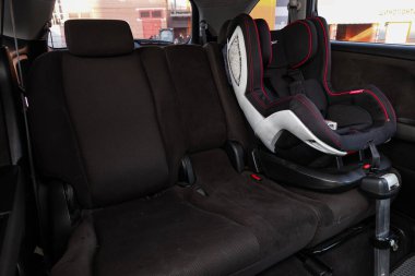 Novosibirsk, Rusya 30 Mart 2020 Honda Stream, bebek koltuğu ve emniyet kemeriyle siyah arka koltuklara yakın çekim. modern araba iç mimarisi