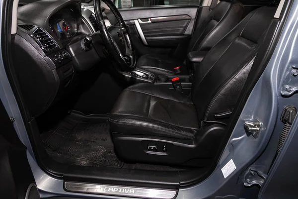 러시아 노보시비르스크 2020 Chevrolet Captiva Black Car Interior Dashboard Player — 스톡 사진