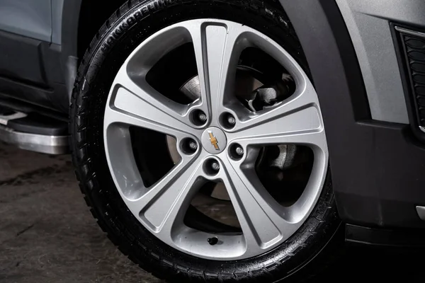 러시아 노보시비르스크 2020 Chevrolet Captiva Alloy Wheel New Rubber Car — 스톡 사진