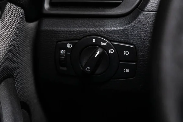 2020年3月22日俄罗斯Novosibirsk宝马X1 关闭前灯开关控制按钮 自动调整水平仪表盘 现代汽车内部 — 图库照片