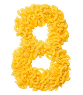 Beyaz izole arkaplandaki kuru makarnadan 