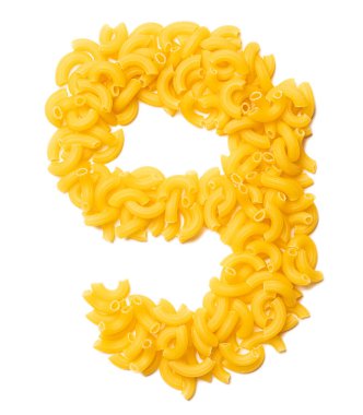 Beyaz izole arkaplanda kuru makarnadan çıkan Arapça 