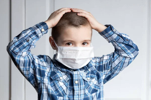 Niño Con Los Ojos Doloridos Una Máscara Médica Mirar Cámara —  Fotos de Stock