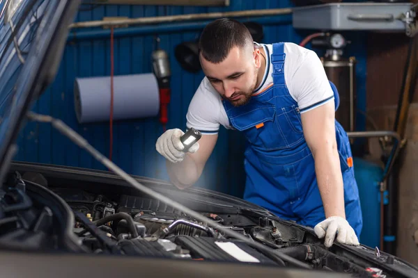 Hübscher Junger Automechaniker Spezieller Uniform Mit Taschenlampe Der Unter Der — Stockfoto