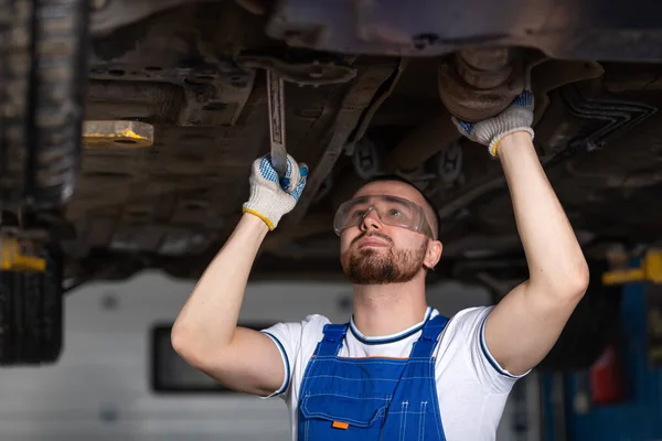 Giovane Meccanico Auto Tuta Sul Posto Lavoro Ripara Sospensioni Della — Foto Stock