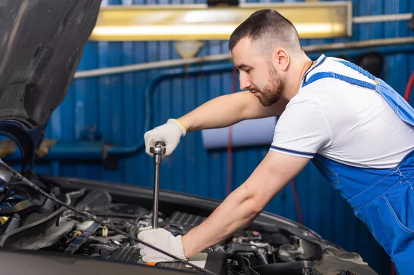 Hübscher Junger Automechaniker Spezieller Uniform Zieht Die Muttern Sucht Nach — Stockfoto