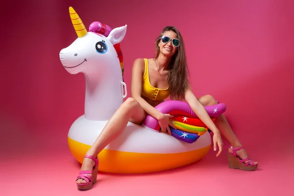 Summer Fashion Gyönyörű Nyári Ruhák Szórakozás Mosolygós Pózol Léggömbök Egyszarvú — Stock Fotó