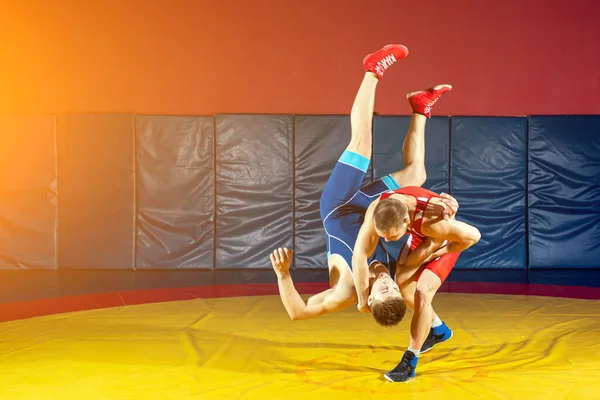 Dos Fuertes Luchadores Medias Lucha Azul Roja Están Luchando Haciendo — Foto de Stock