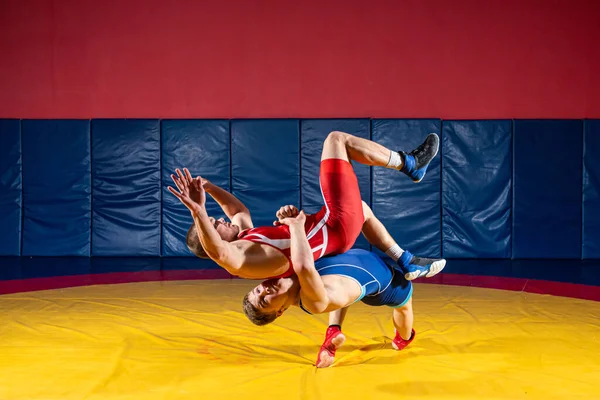 Twee Sterke Mannen Blauwe Rode Worstelpanty Worstelen Maken Een Suplex — Stockfoto