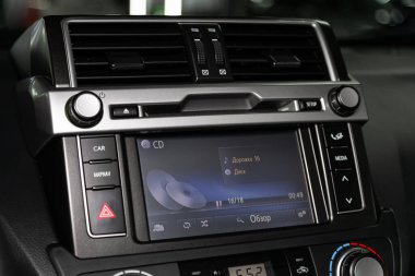 Novosibirsk, Rusya 12 Şubat 2020 Toyota Land Cruiser Prado, radyo, oyuncu ve kontrol düğmesi olan siyah paneli kapatın. 