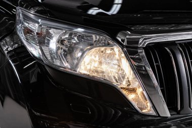 Novosibirsk, Rusya. 12 Şubat 2020 Toyota Land Cruiser Prado. Detaylı ışık, yeni aracın yakınında. Dış detay  