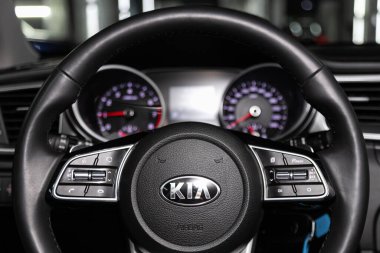 Novosibirsk, Rusya 12 Şubat 2020 Kia Ceed, Araç İçişleri: Logo ve düğmeli direksiyon, hız göstergesi ve taktik ölçer