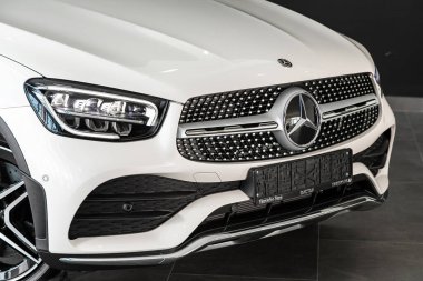 Novosibirsk, Rusya 07 Mart 2020 Mercedes-Benz GLC sınıfı, far, tampon, tekerlek, logo radyatör ızgarası, kaput. 