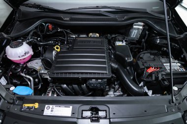 Novosibirsk, Rusya 09 Mart 2020 Volkswagen Polo, araba motoru. İçten yanmalı motor, araba parçaları, ayrıştırma