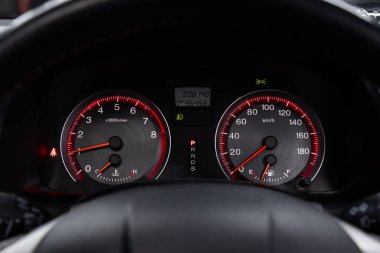 Novosibirsk, Rusya 22 Mart 2020 Honda Stream, Araba Paneli, Dijital parlak hız göstergesi, kilometre sayacı ve diğer araçlar 