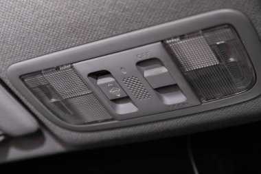 Novosibirsk, Rusya 22 Mart 2020 Honda Stream, çatıdaki ampuller arabayı aydınlatıyor.