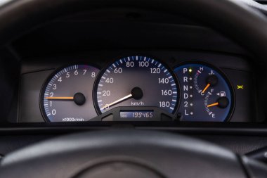 Novosibirsk, Rusya 31 Mart 2020 Toyota Runx, Araç paneli, Dijital parlak hız göstergesi, kilometre sayacı ve diğer araçlar 