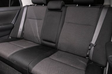 Novosibirsk, Rusya 31 Mart 2020 Toyota Runx, emniyet kemeri takılı siyah arka koltuklara yakın çekim. modern araba iç mimarisi