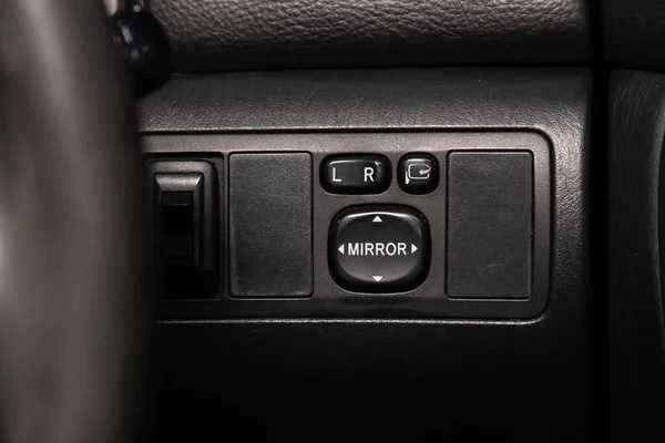 2020年3月31日 俄罗斯的Novosibirsk丰田Runx 关闭按钮 侧镜调整按钮 现代汽车内部 — 图库照片