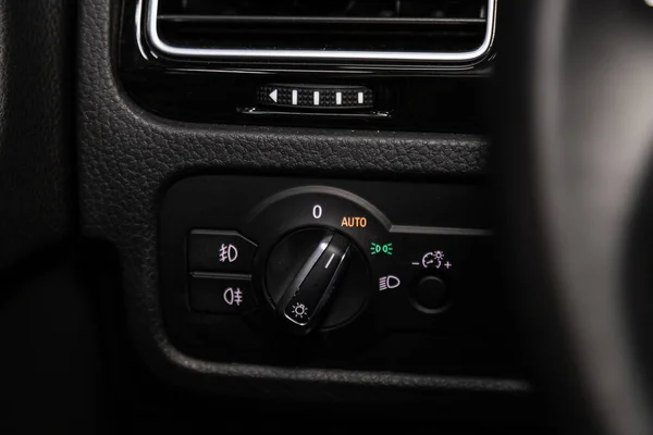 2020年2月9日 俄罗斯新锡尔斯克大众Touareg 关闭前灯设定按钮 现代汽车内部 — 图库照片