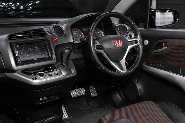 Honda Stream Stok Foto Honda Stream Gambar Bebas Royalti Depositphotos