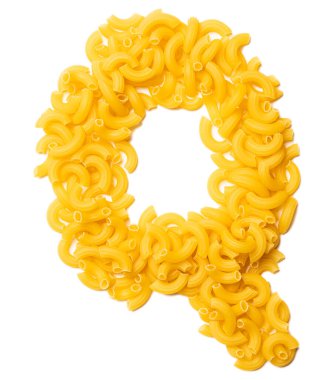 Beyaz izole arkaplanda kuru makarnadan İngiliz alfabesinin Q harfi. Makarnadan yapılmış yemek deseni. Dükkanlar için parlak alfabe. 