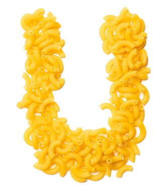 İngiliz alfabesinin U harfi beyaz izole arka planda kuru makarnadan. Makarnadan yapılmış yemek deseni. Dükkanlar için parlak alfabe. 