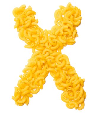 İngiliz alfabesinin X harfi beyaz izole arkaplanda kuru makarnadan. Makarnadan yapılmış yemek deseni. Dükkanlar için parlak alfabe. 