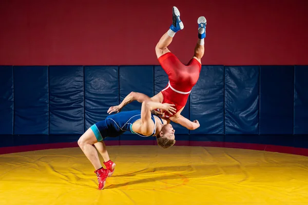 Dos Hombres Fuertes Medias Lucha Azul Roja Están Luchando Haciendo — Foto de Stock