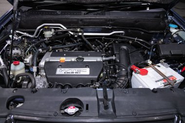 Novosibirsk, Rusya 19 Şubat 2020: Honda CR-V, araba motorunun ön görüntüsünü kapatın. İçten yanmalı motor, araba parçaları, ayrıştırma 