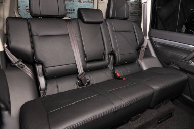 Novosibirsk, Rusya 10 Şubat 2020: Mitsubishi Pajero, emniyet kemerli araç yolcu koltukları.    