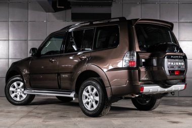 Novosibirsk, Rusya 10 Şubat 2020: Yeni kahverengi Mitsubishi Pajero, arka görüş. Japonya 'da koyu arka planda yapılmış lüks bir cip.