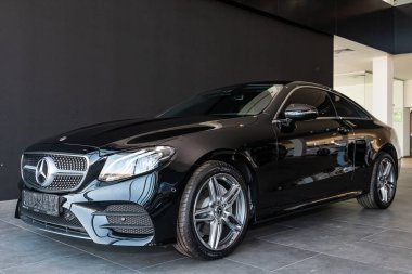 Novosibirsk, Rusya 3 Nisan 2020: siyah yeni Mercedes-Benz E-Sınıfı, ön manzara. Koyu arkaplanda Almanya 'da yapılmış lüks bir sedan. 