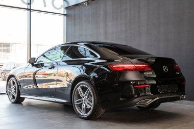 Novosibirsk, Rusya 3 Nisan 2020: siyah yeni Mercedes-Benz E-Sınıfı, arka görüş. Koyu arkaplanda Almanya 'da yapılmış lüks bir sedan. 