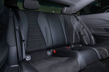 Novosibirsk, Rusya 3 Nisan 2020: Mercedes-Benz E-sınıfı, emniyet kemeri takılı yolcu koltukları. 