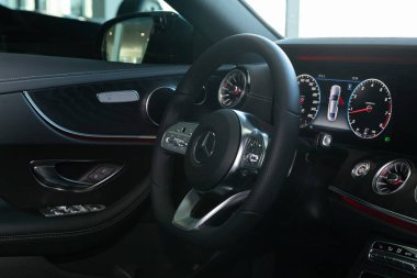 Novosibirsk, Rusya 3 Nisan 2020: Mercedes-Benz E-sınıfı, Araç İçi - direksiyon, vites kolu, oyuncu ve gösterge paneli