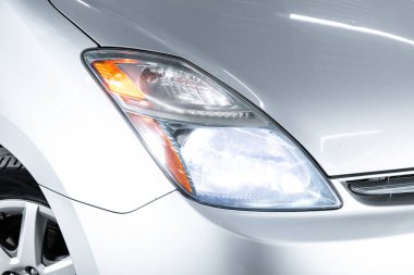 Novosibirsk, Rusya 2 Nisan 2020: Toyota Prius, Gri sedan 'ın güzel, temiz farları.