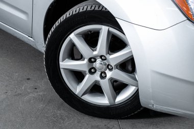 Novosibirsk, Rusya 2 Nisan 2020: Toyota Prius, Alaşımlı tekerlek ve yakın çekimde yeni lastik